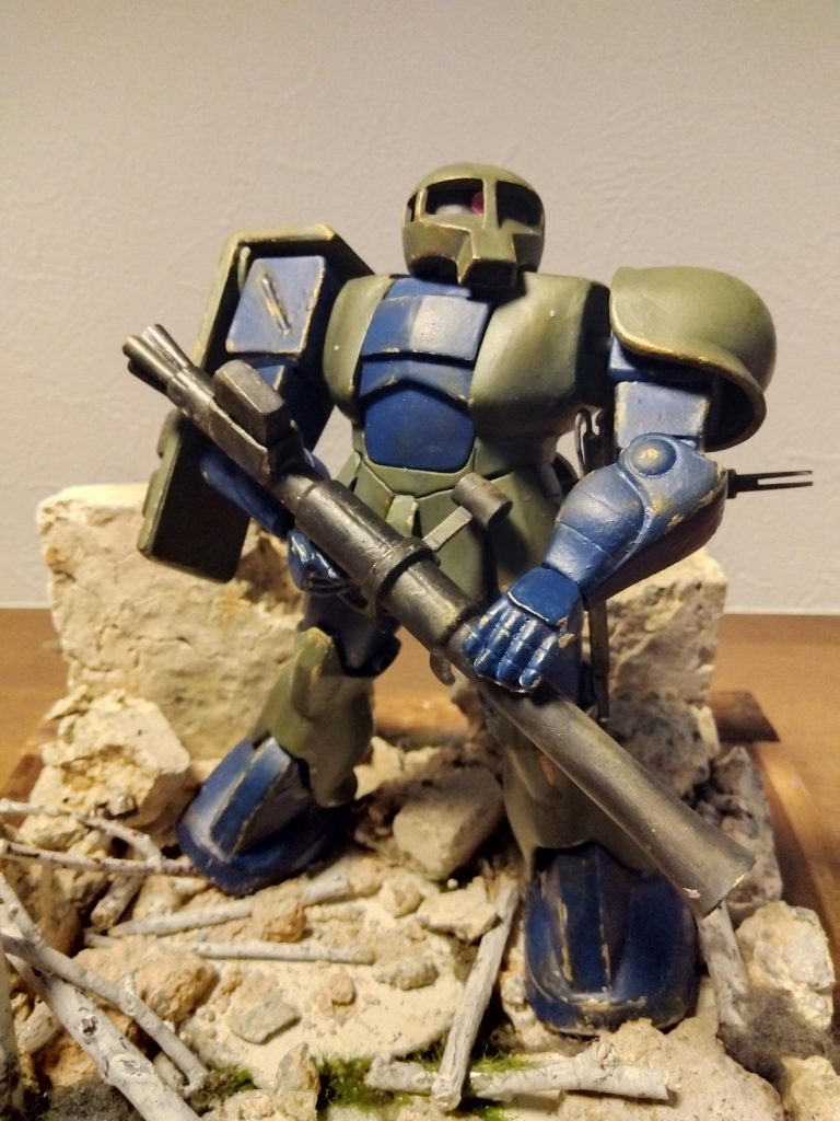 旧キットの改修。盾、右肩、胸板、スカート、バズーカの装填口、装填ミサイルをオリジナル作製しました。フル設備で最後の戦いに挑みます!!!  