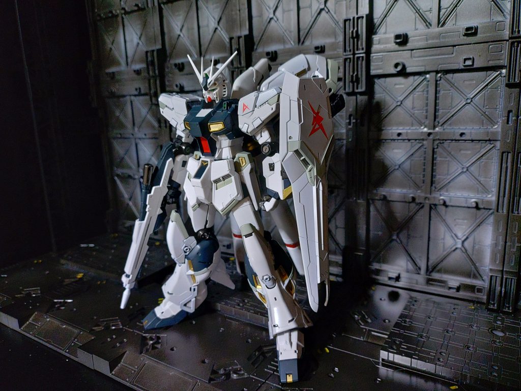 アムロさん「ん!?フィン・ファンネルがないようだが!」オクトバーさん「あんなのはタダの飾りです!エライ人にはソレがわからんのです!」と、オジサンは組み立てながらキャッキャッ楽しんでました💦