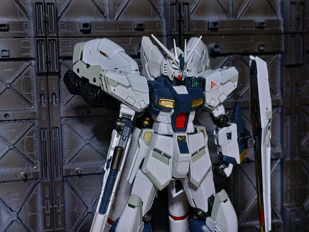 無重力ではアシンメトリー仕様のνガンダムでも問題ないはずですが、重力下でのファンネル装備のνガンダムでは、フィン・ファンネルという重量物をOSやバランサー等の設定で無理やりバランスをとったとしても、ファンネル基部や足周りなどはどうしても左側に負担がかかり劣化が激しくなるのと、ファンネル射出後の左右の機体バランスが崩れると予想。。と、まぁオクトバーさんはアシンメトリー仕様からシンメトリー仕様にして左右のバランスを取りつつ、新規製作されたファンネルポットはファンネルを廃しファンネルにまわす筈のエネルギーを推進剤として使うバーニアポットとして改造。これにより重力下では高機動・空中戦闘が可能で、宇宙でも高機動戦闘が可能な機体に作り上げた。要は敵さんのファンネルだらうがメガ粒子砲だろうが、当たらなければ、どうということは無いんです。と、言う妄想設定にしてみました。