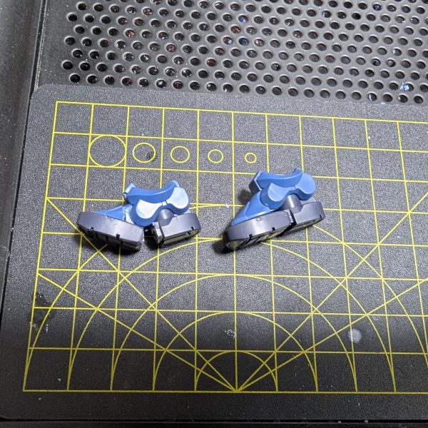 モールドの掘り直しやマイナスモールドの入ったパーツを貼り付けたりして情報量増やそうとしています😊地道な作業でも楽しくやれるのがガンプラの魅力だと改めて思います✨️（7枚目）