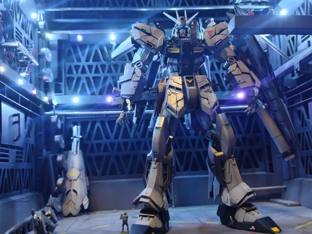 グレー色がかなり強めにしてニューガンダムカラーに変更しています。足や腕の形状をかなりいじっています。