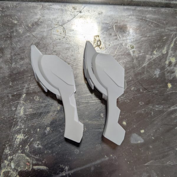    ガンダムバルバトス第1〜6形態の中で、1番好きな機体です。完成させたHGガンダムバルバトス第4形態が、カッコ良く出来たので積みプラから発掘して仮組みしてみた。  自分のイメージに、近づけられる様に改造、改修する予定。 取り敢えずガンダムバルバトス第4形態もやったけど脚(左は、キッドのまま。右がニッパーで、余分所をちょん切った物)。ボディのA⑳番のパーツをPC④を付ける所をちょん切ってプラ版で、4ミリ延長＆キッドを外したランナー2つを使い加工する。1つは、シリンダーを付ける所とPC④を付ける所。 連日暑くて嫌になる。冷房が、寝室だけしか無いから汗だくで、ヤスリがけをしています。（3枚目）