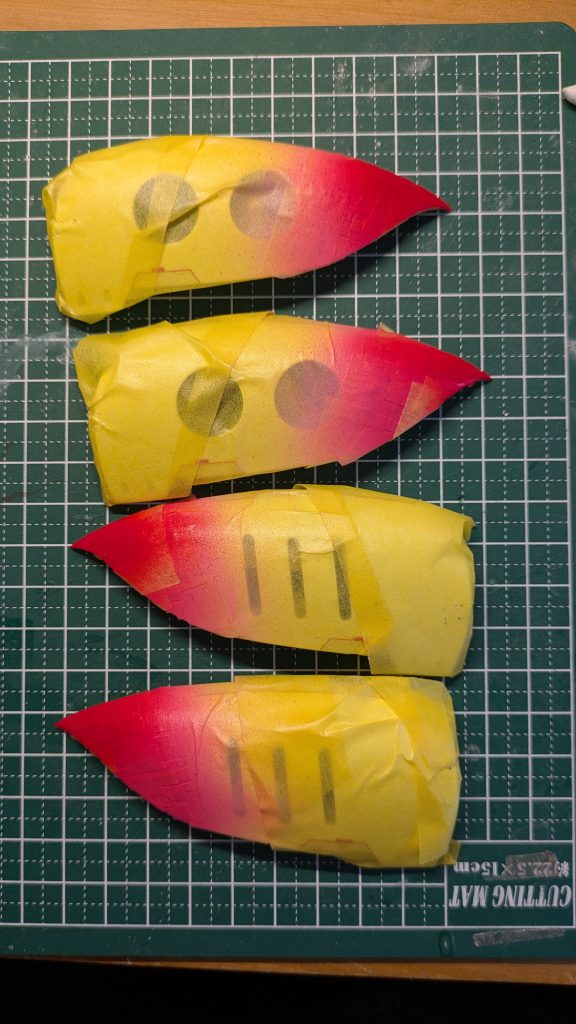 ホワイトピンク→ピンクホワイト→ピンク→レッドと1色毎にマスキングして4回に分けて重ねてます。全然見えないので完成までドキドキです