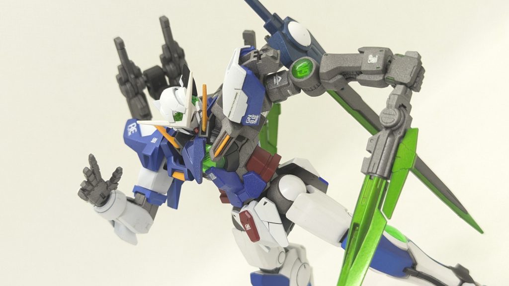 あの男の機体の様にする為、左腕のパーツを換装しました。鉄血シリーズのガンダムフレームの腕をベースにアメイジングエクシアや00ガンダムのパーツを組み合わせています。肩パーツは左右非対称で右はエクシアリペアⅡ、左はFXの肩を少し形状をいじったものになっています。