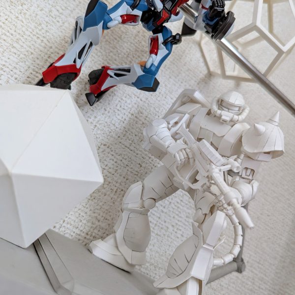 また紙で1/144ザクIIを作るため展開図作製中です。紙で作る1/100ジークアクスも同時進行で完成はいつになるのやら🦥現在、前回の紙で作ったザクIIに見守られながら地道にのんびり楽しみながら制作。完成が楽しみです。🙂✨（2枚目）