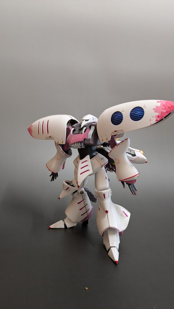 胴延長　ヒール追加　ファンネル移動　バックパック追加その他諸々　色々弄ってます。ピンクとブルーはキャンディ塗装しました胴を斜めのまま延長したから姿勢が悪い