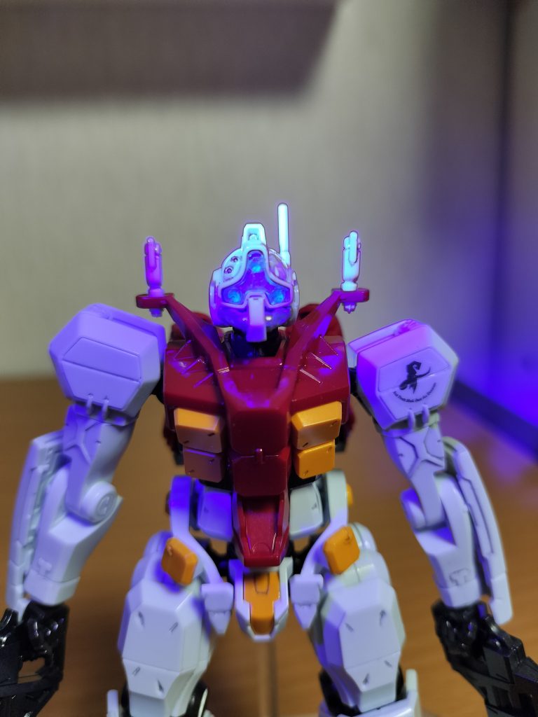 顔は青のクリアレジンで複製して、裏側の３本のピンのとこだけ蛍光塗料で光らせてますが、あまり分かりません。