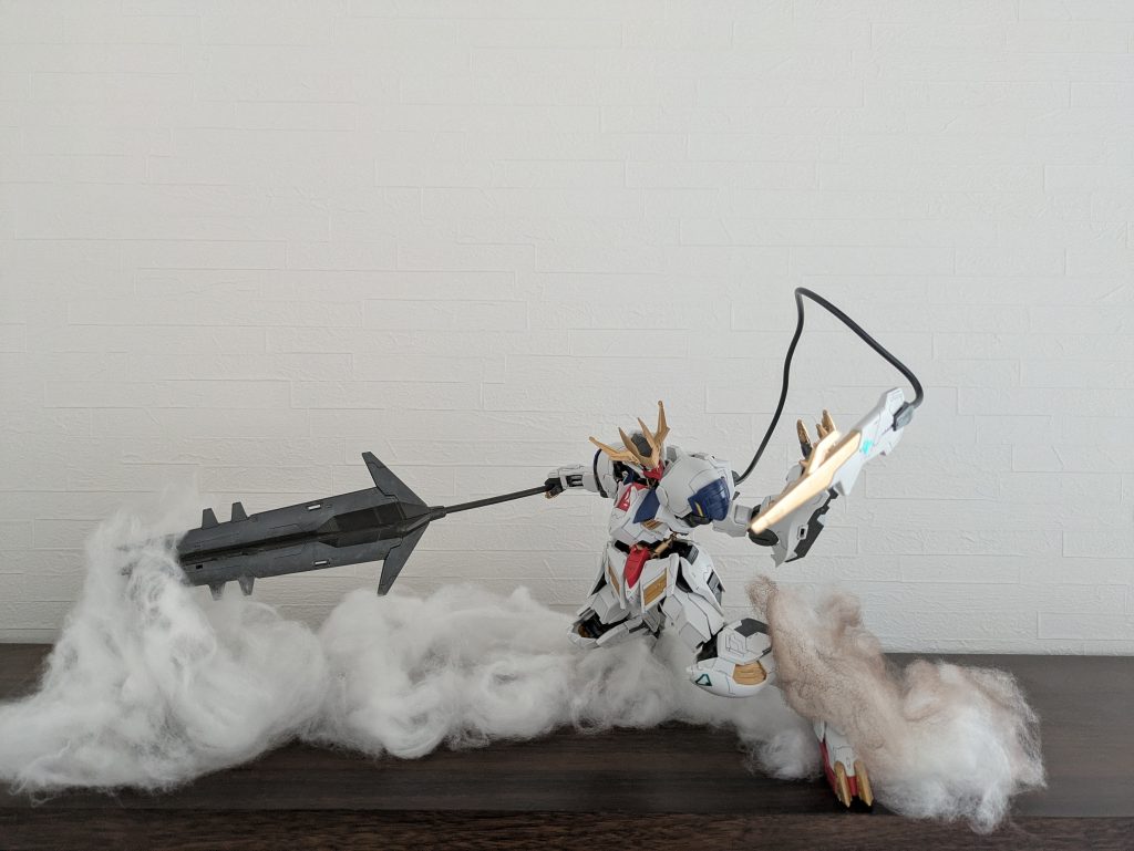 武器が重いのと関節などの部分が割と緩めだったのでスタンドで支えないと無理でした