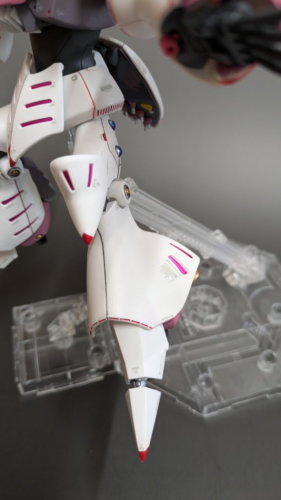 筋彫りする自信がなかったので、0.5ミリプラ棒を格子状に貼り付けてマイナスモールドを作りました狙って出来たものではないですが、足先の分割と延長が全体のバランス取るのにすごく良かったです。