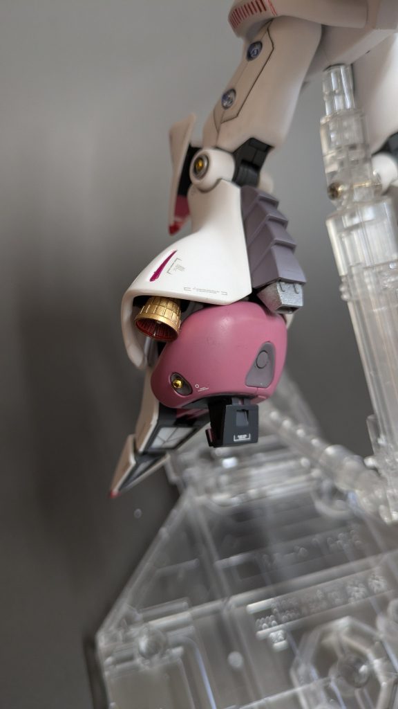 ちょうど良いスペースがあったのでノズルを追加しました。足首を延長したら丸見えになったのでフィン状のパーツも延長してスラスター付けました