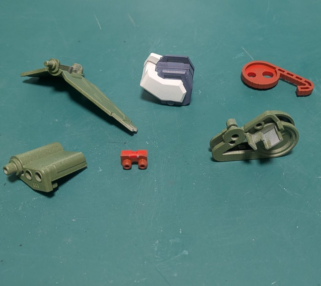 各パーツは彩色し直し、ベース塗って同じ色を塗るなんて、バカバカしい気もするが、プラ感が出ないようにするには仕方がない。