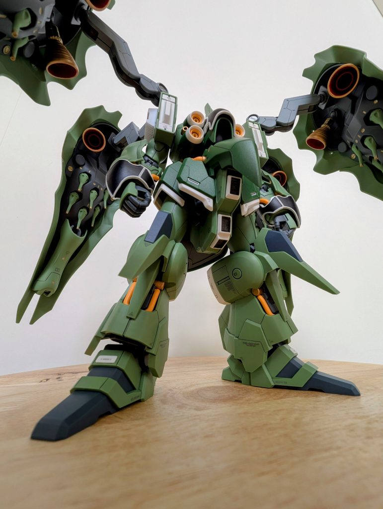 成型色仕上げですが、エングレービングの白のほか、一部、ガンメタやゴールドで部分塗装をしてます。