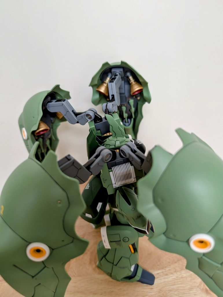 肩にボリュームが欲しかったのでディテールを追加しました。全体的にスジ彫りの追加や彫り直しも行っています。