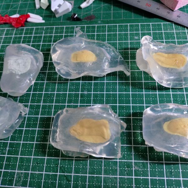 難所だった脚部の終わりが見えてきました😇まだ細部は詰めますが…今回パテを過去一で使用してスクラッチしてます。パテの修行になってます。さらに複製できる箇所は今までのレジン複製の応用でパテに置き換えて量産してます。特徴的なサイドの赤ラインはUVレジンでクリア化させてます。後々ふともものサイドもクリア化させます。（6枚目）