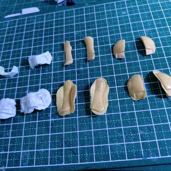 難所だった脚部の終わりが見えてきました😇まだ細部は詰めますが…今回パテを過去一で使用してスクラッチしてます。パテの修行になってます。さらに複製できる箇所は今までのレジン複製の応用でパテに置き換えて量産してます。特徴的なサイドの赤ラインはUVレジンでクリア化させてます。後々ふともものサイドもクリア化させます。（7枚目）