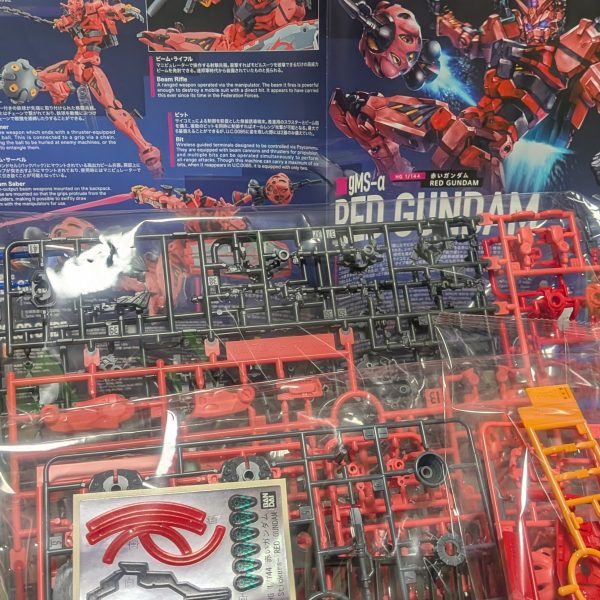 赤いガンダムを作ってみる。赤はとっても扱いづらい。ガンダムマーカーの赤はほぼ使えない。乾燥させても、色落ちが激しくて使い物にならない。赤はいつも別塗料にしている。（2枚目）