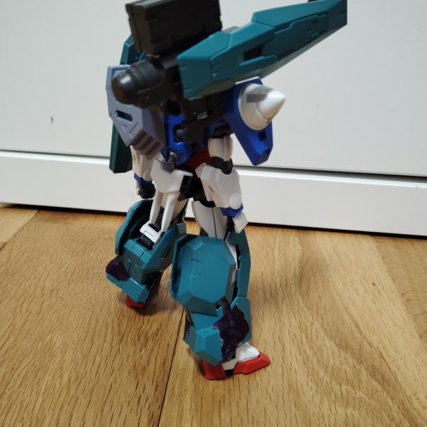 ダブルオーガンダムをフルアーマー化させるという計画を元に製作しています。使用キットはダブルオーガンダム、ガンダムルブリスウル、ヴァリアブルポッドです。イメージとしてはフルアーマーガンダムあたりです。形はほぼほぼ完成しているのであとはミサイルなどを追加したら完成(の予定)です。足の装甲はたまたまジャストフィットしました。自分でも驚いています。（2枚目）