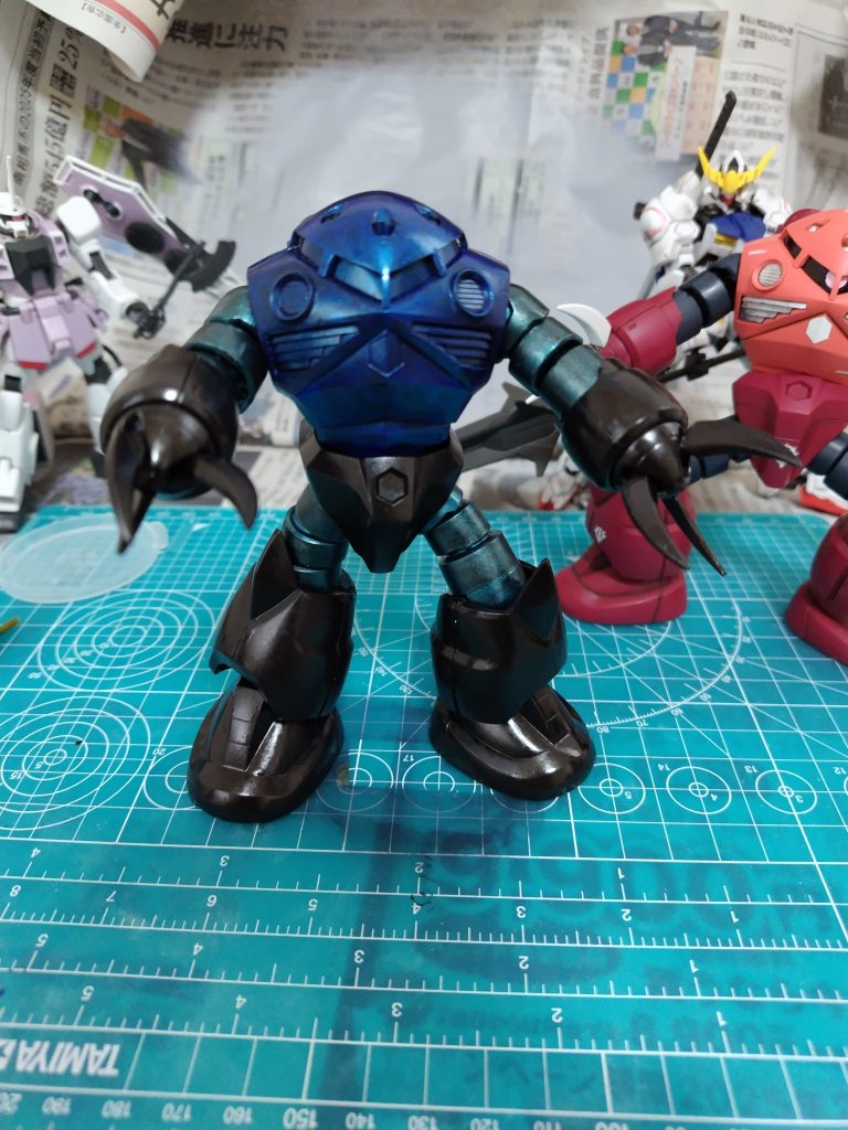 下塗りはメタリックブラックで全体塗装してみました。足が黒いと色のバランスが微妙なので再度塗って合計3回くらい塗りました。