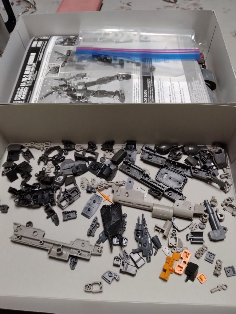 作品名：MSD版ヘビーガンダムその2<p>仮組みしてあったHGのヘビーガンダムをバラしました。これよりゲート処理を始めます。 もう部品がどれがどれだか分からないかも。</p>
