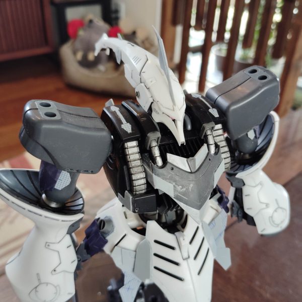 閲覧ありがとうございます！先日のキュベレイダムドの続きです！頭部がメカニカルになっているのに身体の方があっさり気味だったので、各部のディテールアップをしました各所のスジボリの追加二の腕の追加装甲(拡幅)腰周りの追加装甲等々を行ないましただいぶやってみましたが、あまり、変わった感じがしないですね(汗)一旦、全身に渡ってやってみようと思います今日はここまでです（3枚目）