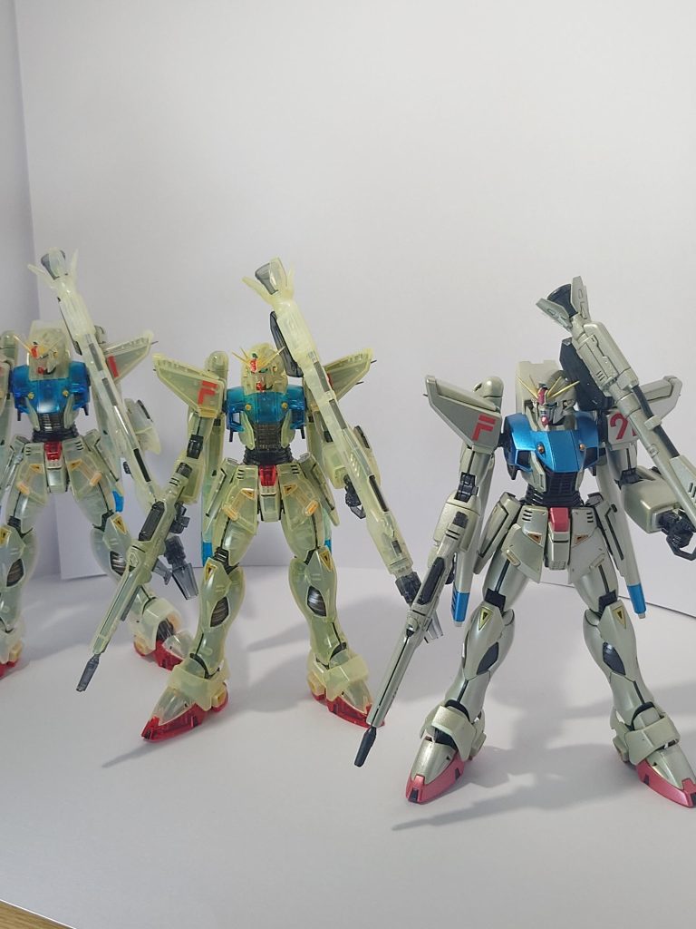 3体共デカールは最小限にとどめ、両肩のF91とヴェスバー側面のみとしています