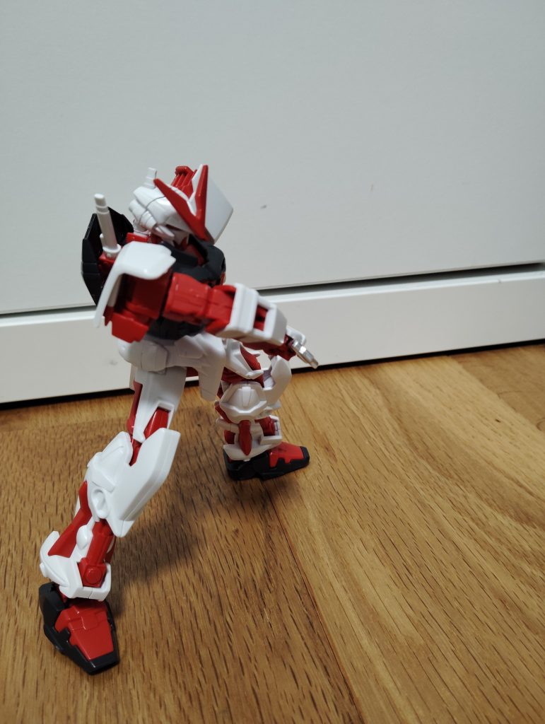 刀(ガーベラストレート)を構えて。レッドフレームと言ったらこれですよね。
