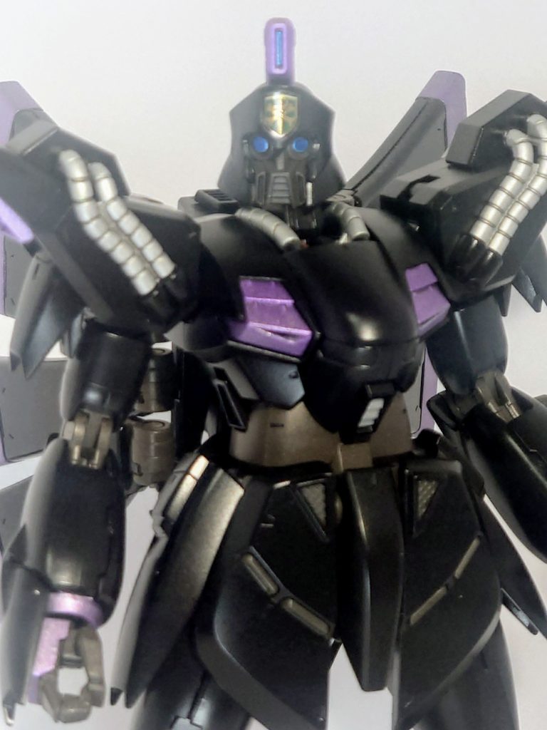 デカールは本来ビームシールド発生基部に貼るものを額に貼ったのみですクロスボーンのMSといったらやっぱりこのゴーグルセンサーですね!