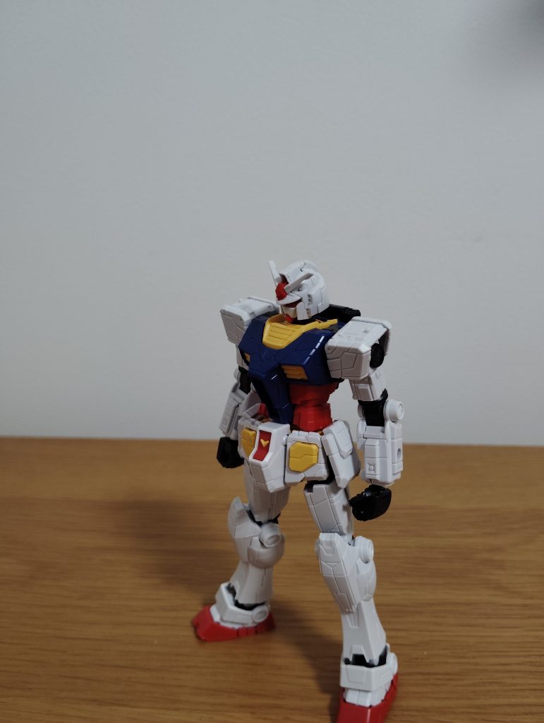 正面から。買う前にパッケージ画像を見た時、本当にこれはEGなのか！？と驚いた覚えがあります。普通の1/144グラスフェザー装備型と迷いましたが、自分が所持していたICOCAが3000円分しかなかったため、これにしました。…これしか買ってません！なのでICOCAの残り残高がめちゃくちゃ余ってしまいました！制作時間は2時間でした。