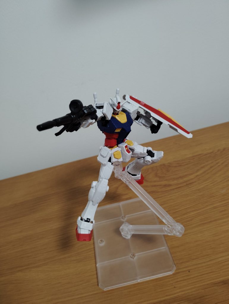 ビームライフルを構えて。正直このキットのビームライフル、シールドのデザイン、僕は結構大好きです。ミキシングに使おうかいつも迷っています。