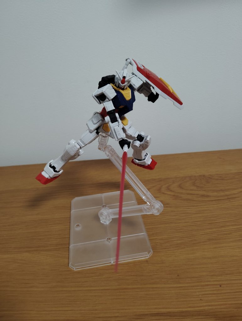 ビームサーベルを構えて。刃のエフェクトは付属していないのでジャンクの箱の中にあったエフェクトを使いました。