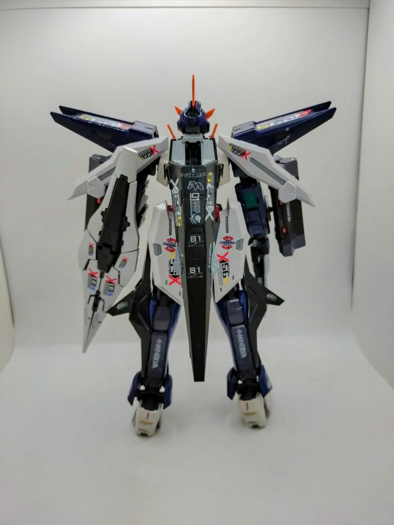 キュリオスって、オレンジとホワイトがメインのカラーですが、こうやってカラーリングを変えて見ると、キュリオスの面影が薄って感じます。