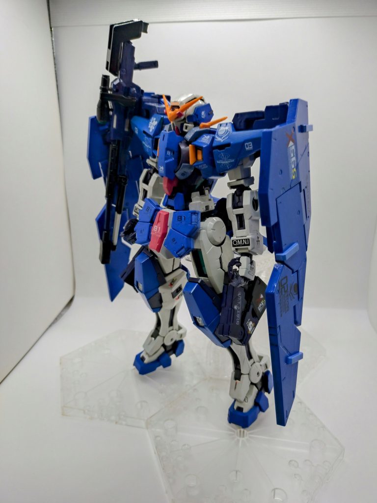 デュナメスは、ホワイトとグリーンがメインカラーですが、自分はグリーン部分をフリーダムブルーに変えて塗装してみました。