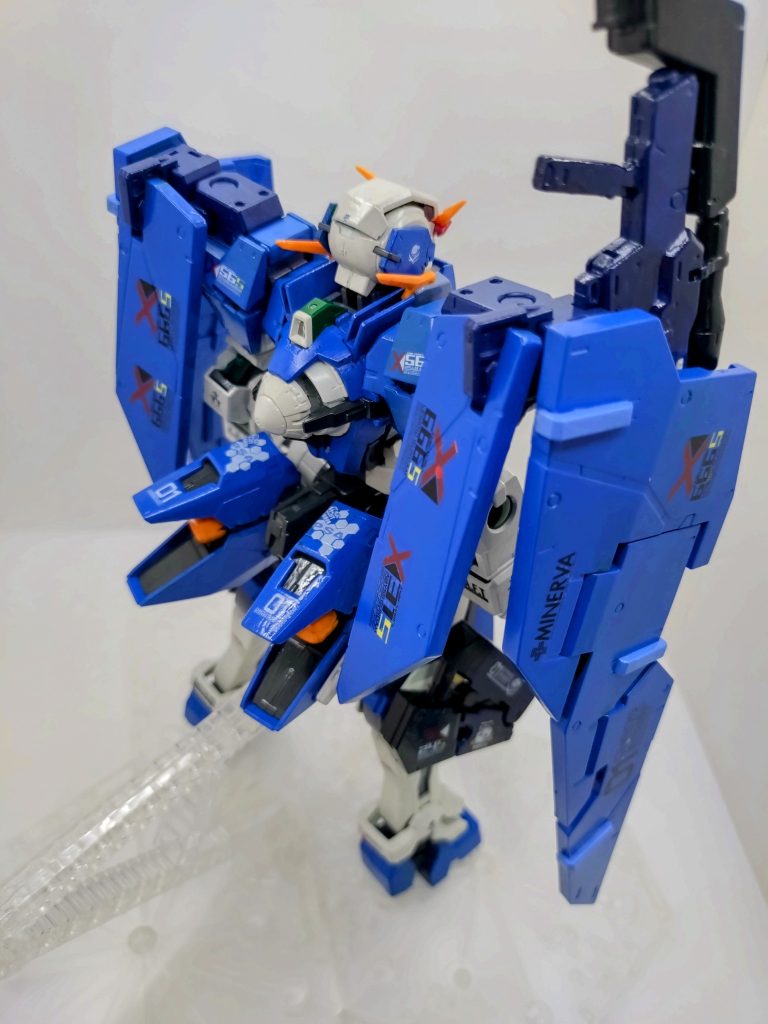 足元のライフル等は、ディアクティブブラック、ティターンズブルー2。