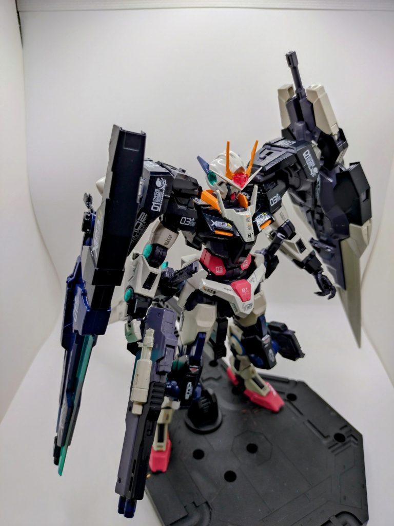 キュリオス用のビームライフルを装備しましたが、ダブルオーでこのタイプのビームライフルは見た事が無いので、ある意味斬新です。キュリオスのビームライフルは、ネットでビームライフル単体を購入して塗装して装備しました。