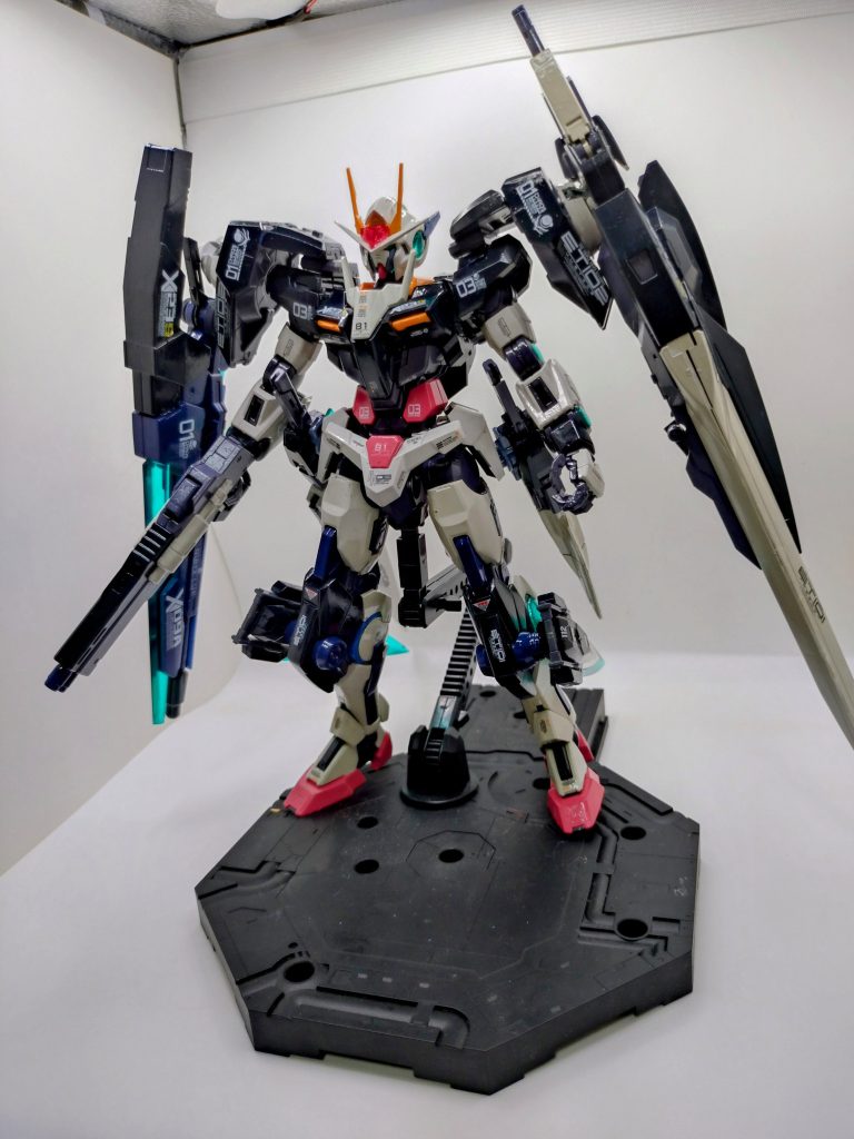 本体等のブルーを、マイティーストライクダークブルーで塗装してみました。ホワイトの部分は、ライトニングバスターホワイト、イエロー部分はハイネ専用機オレンジ、武器等はティターンズブルー2、レッド部分はルナマリア専用機ピンク、関節等はガンダムルプリスグレーなど。