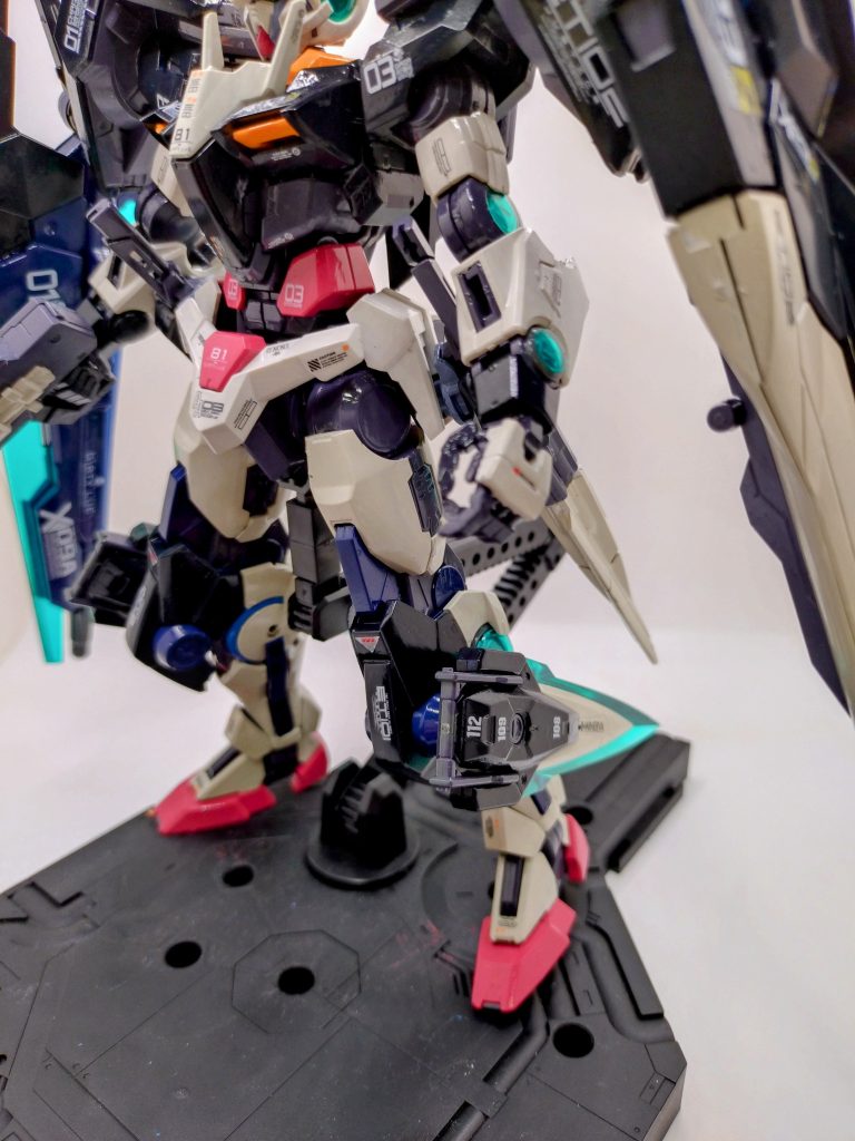 足元に武器も装備して、メチャカッコいい感じのガンダムですわ〜。ちなみに写真右側のソード部分、ちゃんとハメ合いしてない+ゲート跡の処理忘れがありますが(汗)