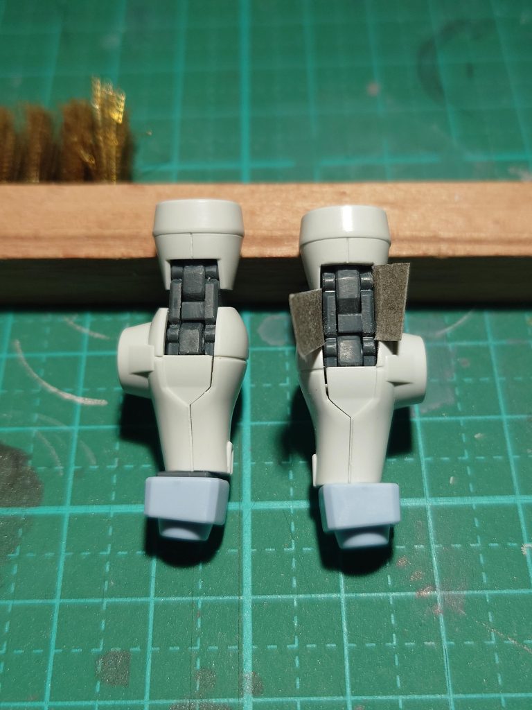 関節の塗装が剥げそうな可動部は、紙やすり1枚分くらい削ってます