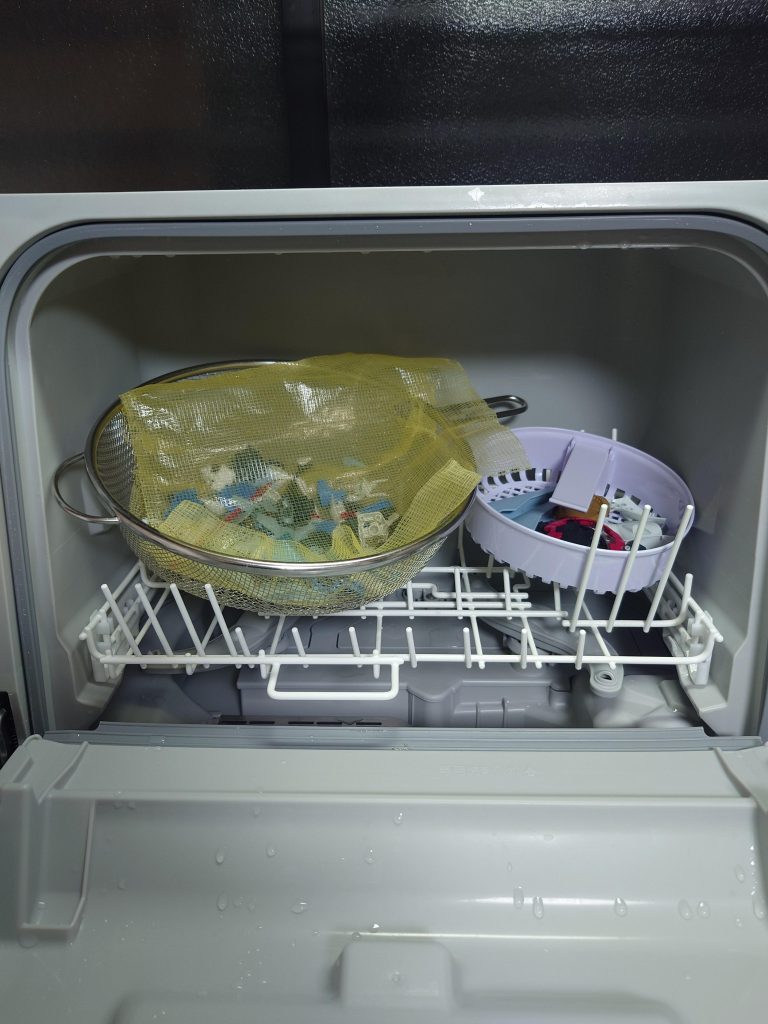 今回、パーツ洗浄にはじめて超音波洗浄機を使用してみましたその後の乾燥は・・・我が家の食洗器の乾燥コースをこちらも初トライ普通に毎日食器洗いに使っているやつですが、嫁さんの許可を得て乾燥機能のみ使わせてもらいました1回では水滴残りがありましたが、パーツを少しズラして再度乾燥させたらバッチリでした