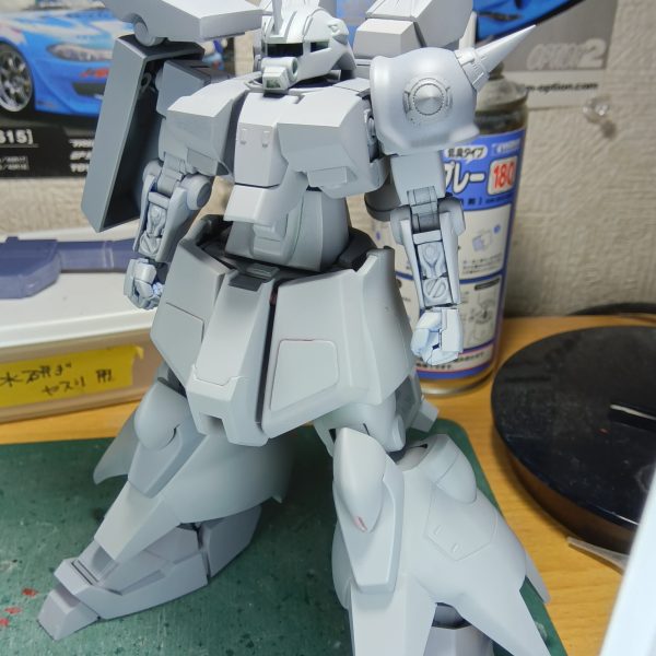 みなさま模型ライフ楽しんでますか？どーもみなさまコニャニャチワ骨（こつ）でございますm(_ _)m自分はヤスリ掛けなど集中して無心でやっていると“自分は修行僧になったのだろうか………、いつかは開眼するのかな？”なんて勘違いしながら模活を楽しんでいます（笑）さて、諸先輩方がやっているサフ萌ってやつをやってみたくて写真を撮ってみました全パーツが付いているわけではないですが骨のザクIIIはこのような形になりました次は塗装の工程なんですが………正直色は何色がいいか悩んでるのですよねぇー💧ザク王道のアーミーグリーンか………ザクIIIのイメージのグレーか………はたまた違うカラーで塗って奇抜な感じを狙うか………この悩んでる時間も楽しいと思う骨なのであります（笑）武器はビームバズーカでいきます（6枚目）