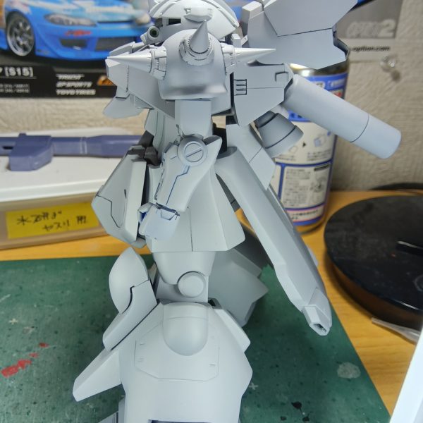 みなさま模型ライフ楽しんでますか？どーもみなさまコニャニャチワ骨（こつ）でございますm(_ _)m自分はヤスリ掛けなど集中して無心でやっていると“自分は修行僧になったのだろうか………、いつかは開眼するのかな？”なんて勘違いしながら模活を楽しんでいます（笑）さて、諸先輩方がやっているサフ萌ってやつをやってみたくて写真を撮ってみました全パーツが付いているわけではないですが骨のザクIIIはこのような形になりました次は塗装の工程なんですが………正直色は何色がいいか悩んでるのですよねぇー💧ザク王道のアーミーグリーンか………ザクIIIのイメージのグレーか………はたまた違うカラーで塗って奇抜な感じを狙うか………この悩んでる時間も楽しいと思う骨なのであります（笑）武器はビームバズーカでいきます（5枚目）
