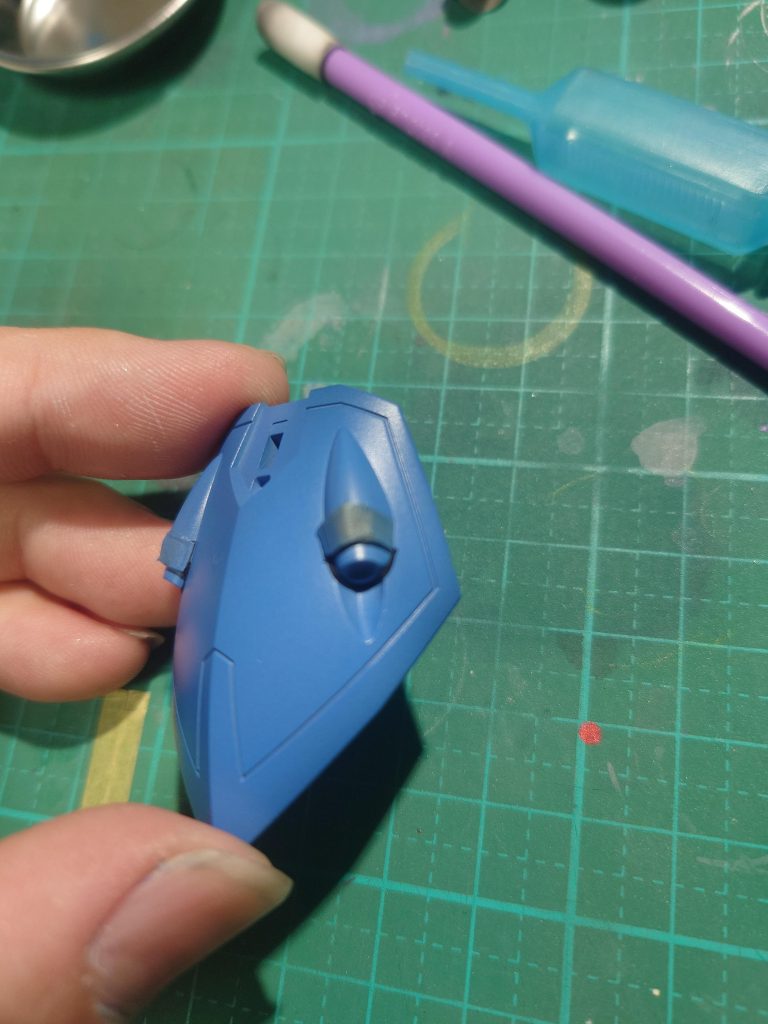 リアスカートのバーニア塗分けをマスキングで行ないましたが、少し吹き込んでしまいました修正できる部分は筆塗りでリタッチしました