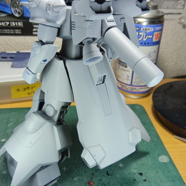 みなさま模型ライフ楽しんでますか？どーもみなさまコニャニャチワ骨（こつ）でございますm(_ _)m自分はヤスリ掛けなど集中して無心でやっていると“自分は修行僧になったのだろうか………、いつかは開眼するのかな？”なんて勘違いしながら模活を楽しんでいます（笑）さて、諸先輩方がやっているサフ萌ってやつをやってみたくて写真を撮ってみました全パーツが付いているわけではないですが骨のザクIIIはこのような形になりました次は塗装の工程なんですが………正直色は何色がいいか悩んでるのですよねぇー💧ザク王道のアーミーグリーンか………ザクIIIのイメージのグレーか………はたまた違うカラーで塗って奇抜な感じを狙うか………この悩んでる時間も楽しいと思う骨なのであります（笑）武器はビームバズーカでいきます（4枚目）