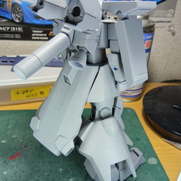 みなさま模型ライフ楽しんでますか？どーもみなさまコニャニャチワ骨（こつ）でございますm(_ _)m自分はヤスリ掛けなど集中して無心でやっていると“自分は修行僧になったのだろうか………、いつかは開眼するのかな？”なんて勘違いしながら模活を楽しんでいます（笑）さて、諸先輩方がやっているサフ萌ってやつをやってみたくて写真を撮ってみました全パーツが付いているわけではないですが骨のザクIIIはこのような形になりました次は塗装の工程なんですが………正直色は何色がいいか悩んでるのですよねぇー💧ザク王道のアーミーグリーンか………ザクIIIのイメージのグレーか………はたまた違うカラーで塗って奇抜な感じを狙うか………この悩んでる時間も楽しいと思う骨なのであります（笑）武器はビームバズーカでいきます（3枚目）