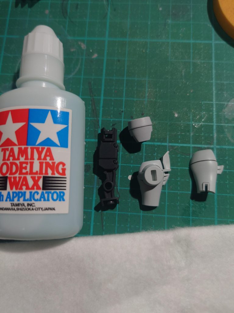フレーム側には塗膜保護の為、タミヤのモデリングワックスを塗布してますこのワックスは塗膜保護・ほこりや指紋の付着防止の為に、ツヤ消しを吹いた後の本体にも塗ってあります