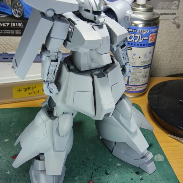 みなさま模型ライフ楽しんでますか？どーもみなさまコニャニャチワ骨（こつ）でございますm(_ _)m自分はヤスリ掛けなど集中して無心でやっていると“自分は修行僧になったのだろうか………、いつかは開眼するのかな？”なんて勘違いしながら模活を楽しんでいます（笑）さて、諸先輩方がやっているサフ萌ってやつをやってみたくて写真を撮ってみました全パーツが付いているわけではないですが骨のザクIIIはこのような形になりました次は塗装の工程なんですが………正直色は何色がいいか悩んでるのですよねぇー💧ザク王道のアーミーグリーンか………ザクIIIのイメージのグレーか………はたまた違うカラーで塗って奇抜な感じを狙うか………この悩んでる時間も楽しいと思う骨なのであります（笑）武器はビームバズーカでいきます（2枚目）