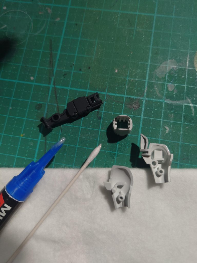 外装パーツをフレームに組み付ける際、摩耗防止の為すでに削ってある部分にタミヤのグリスを塗布してます