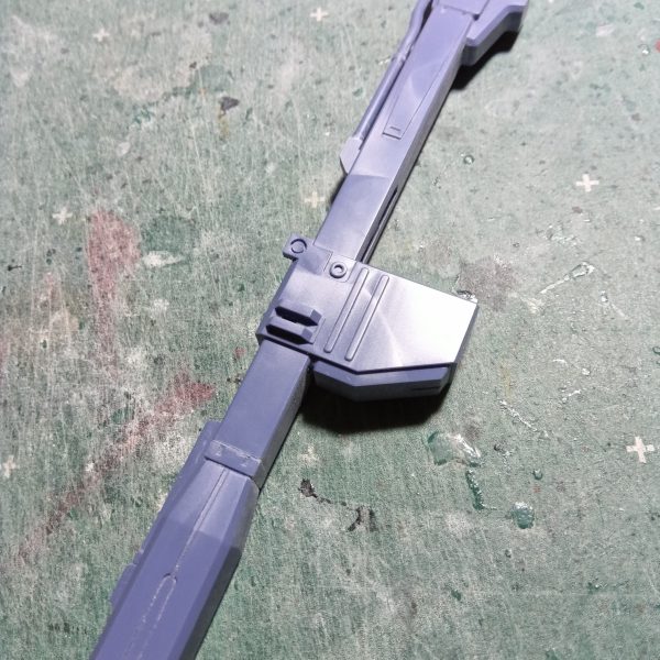 みなさま模型ライフ楽しんでますか？どーもみなさまコニャニャチワ骨（こつ）でございますm(_ _)m自分はヤスリ掛けなど集中して無心でやっていると“自分は修行僧になったのだろうか………、いつかは開眼するのかな？”なんて勘違いしながら模活を楽しんでいます（笑）さて、諸先輩方がやっているサフ萌ってやつをやってみたくて写真を撮ってみました全パーツが付いているわけではないですが骨のザクIIIはこのような形になりました次は塗装の工程なんですが………正直色は何色がいいか悩んでるのですよねぇー💧ザク王道のアーミーグリーンか………ザクIIIのイメージのグレーか………はたまた違うカラーで塗って奇抜な感じを狙うか………この悩んでる時間も楽しいと思う骨なのであります（笑）武器はビームバズーカでいきます（7枚目）