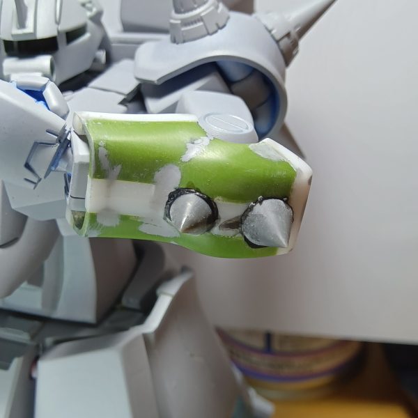 あっ、どーもみなさまコニャニャチワ骨でございますm(_ _)m製作当初から腕のアーマーになんか意味のあるモノにしたいと考えてました剥き出しの腕でヒジ打ちなんてしようものならすぐ使い物にならなくなることでしょうで、ヒジ打ちするためにアーマーを装着破壊力を増幅させるためにスパイクを埋め込んで実戦に活用した………とこんなんでヒジ打ちされたら痛いことでしょう（笑）（4枚目）