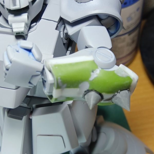あっ、どーもみなさまコニャニャチワ骨でございますm(_ _)m製作当初から腕のアーマーになんか意味のあるモノにしたいと考えてました剥き出しの腕でヒジ打ちなんてしようものならすぐ使い物にならなくなることでしょうで、ヒジ打ちするためにアーマーを装着破壊力を増幅させるためにスパイクを埋め込んで実戦に活用した………とこんなんでヒジ打ちされたら痛いことでしょう（笑）（3枚目）