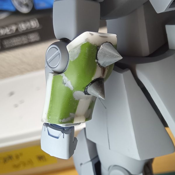 あっ、どーもみなさまコニャニャチワ骨でございますm(_ _)m製作当初から腕のアーマーになんか意味のあるモノにしたいと考えてました剥き出しの腕でヒジ打ちなんてしようものならすぐ使い物にならなくなることでしょうで、ヒジ打ちするためにアーマーを装着破壊力を増幅させるためにスパイクを埋め込んで実戦に活用した………とこんなんでヒジ打ちされたら痛いことでしょう（笑）（2枚目）